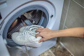 Como lavar um tênis na máquina de lavar roupas